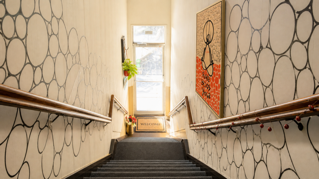 pure-bliss-welcome-dog-free-01-stairwell